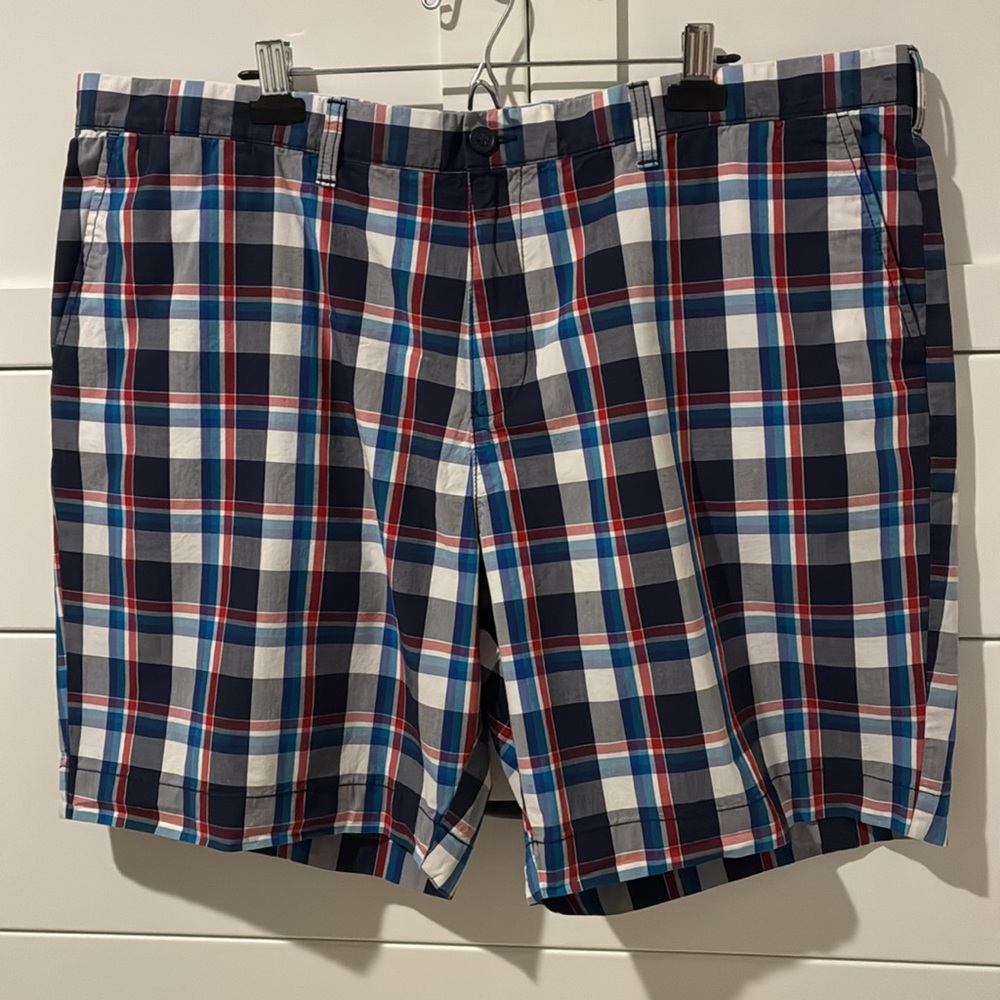 Tommy Hilfiger plaid shorts
Size 46 waist men’s